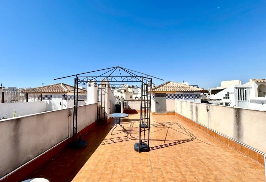 2 soveværelse Penthouse til salg i Torrevieja med swimmingpool - € 155.900 (Ref: 9950347)