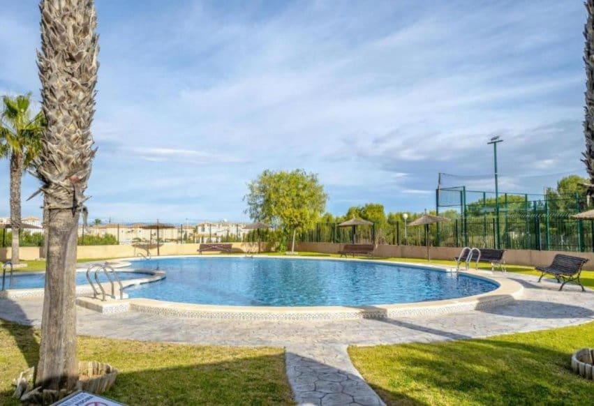 2 soveværelse Penthouse til salg i Torrevieja med swimmingpool - € 155.900 (Ref: 9950347)