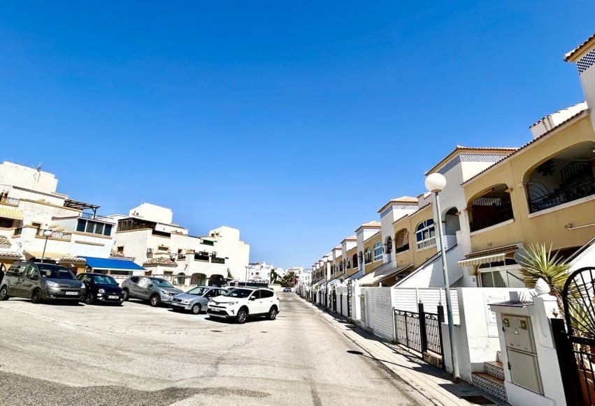 2 soveværelse Penthouse til salg i Torrevieja med swimmingpool - € 155.900 (Ref: 9950347)