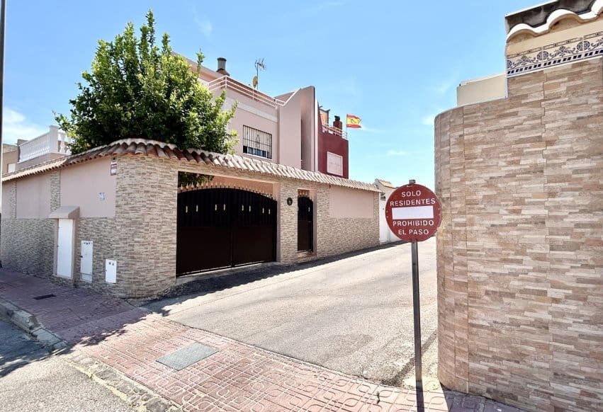 2 bedroom Townhouse for sale in Torrevieja with pool - € 239,500 (Ref: 9953069)
