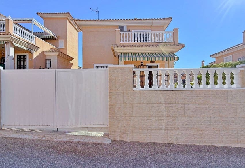 4 bedroom Villa for sale in Orihuela Costa - € 379,000 (Ref: 9964169)