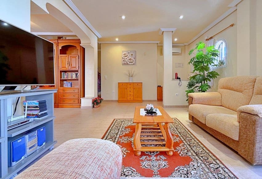 4 bedroom Villa for sale in Orihuela Costa - € 379,000 (Ref: 9964169)