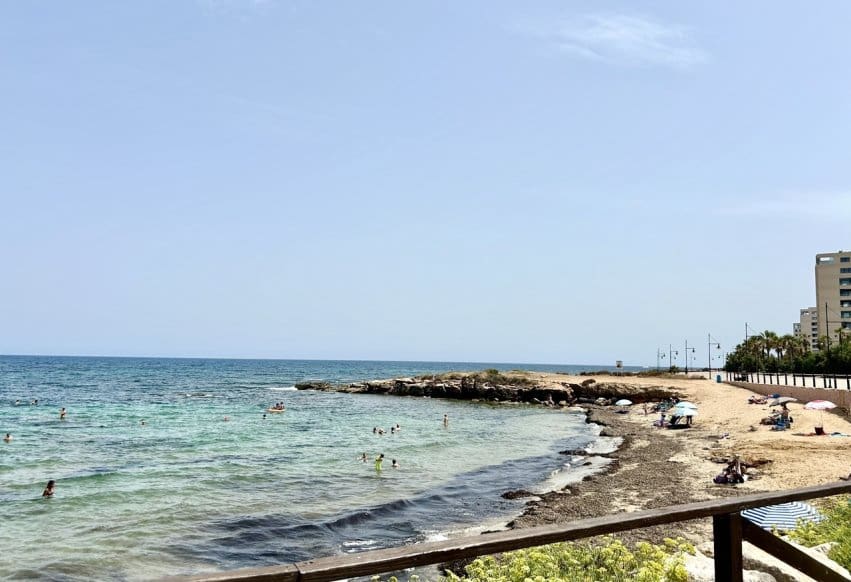 3 soverom Strandleiligheter til salgs i Punta Prima med svømmebasseng - € 225 000 (Ref: 9965695)