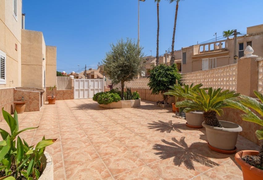 4 soverom Hus til salgs i Torrevieja med svømmebasseng garasje - € 320 000 (Ref: 9975970)