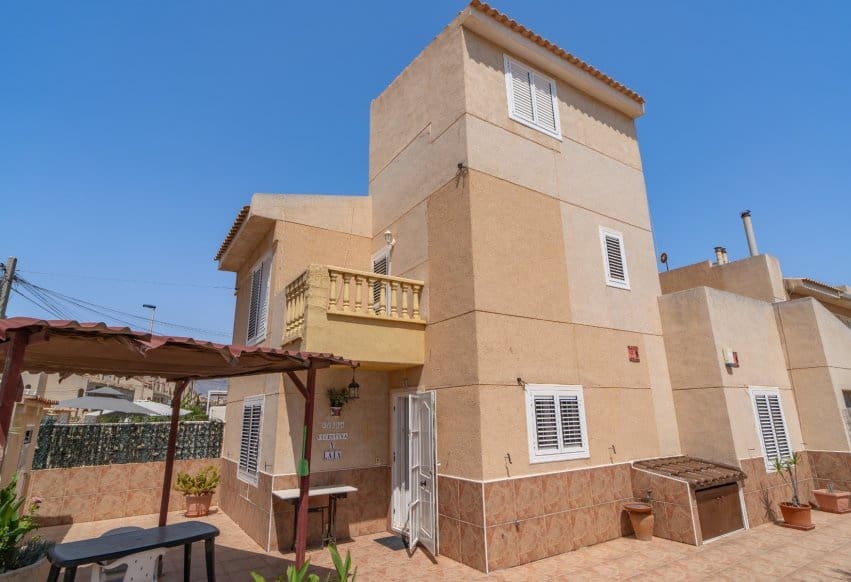 4 soverom Hus til salgs i Torrevieja med svømmebasseng garasje - € 320 000 (Ref: 9975970)