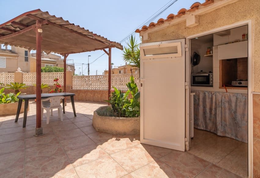 4 soverom Hus til salgs i Torrevieja med svømmebasseng garasje - € 320 000 (Ref: 9975970)