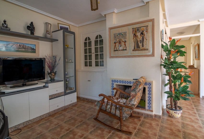 4 soverom Hus til salgs i Torrevieja med svømmebasseng garasje - € 320 000 (Ref: 9975970)