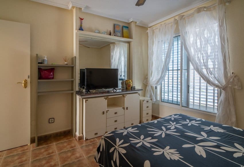 4 soverom Hus til salgs i Torrevieja med svømmebasseng garasje - € 320 000 (Ref: 9975970)
