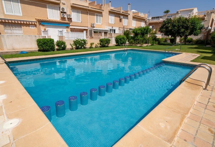 4 soverom Hus til salgs i Torrevieja med svømmebasseng garasje - € 320 000 (Ref: 9975970)