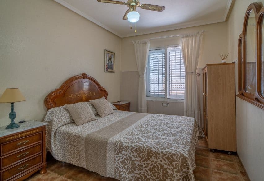4 soverom Hus til salgs i Torrevieja med svømmebasseng garasje - € 320 000 (Ref: 9975970)
