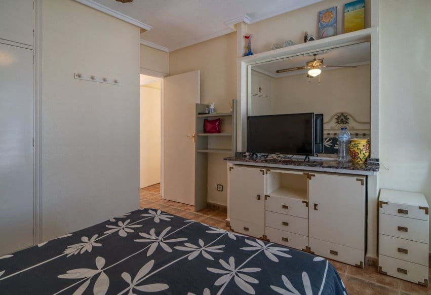 4 soverom Hus til salgs i Torrevieja med svømmebasseng garasje - € 320 000 (Ref: 9975970)