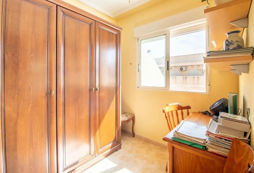 2 Zimmer Penthouse zu verkaufen in Torrevieja mit Pool - 145.000 € (Ref: 9979400)