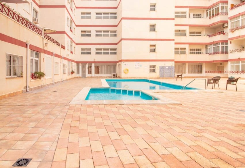 2 Zimmer Penthouse zu verkaufen in Torrevieja mit Pool - 145.000 € (Ref: 9979400)