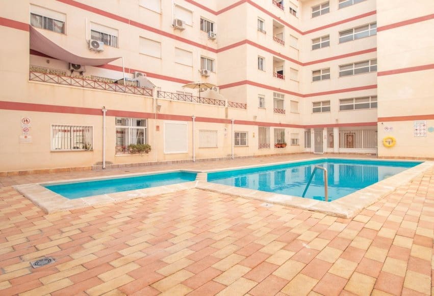 2 Zimmer Penthouse zu verkaufen in Torrevieja mit Pool - 145.000 € (Ref: 9979400)