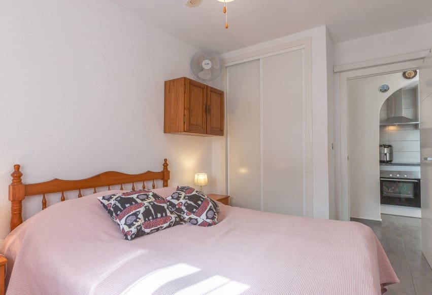 1 chambre Bungalow à vendre à Torrevieja avec piscine - 119 000 € (Ref: 9983751)