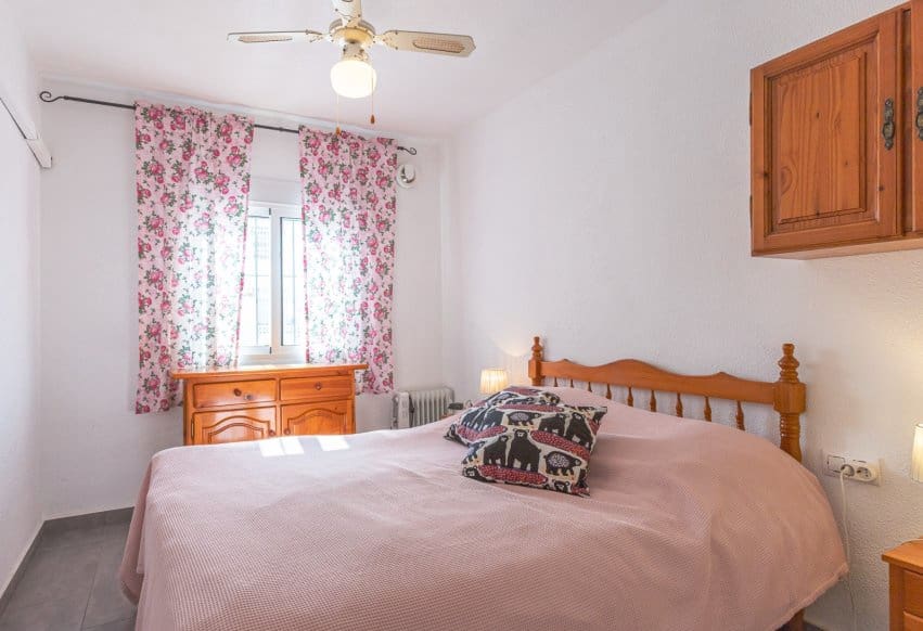 1 chambre Bungalow à vendre à Torrevieja avec piscine - 119 000 € (Ref: 9983751)