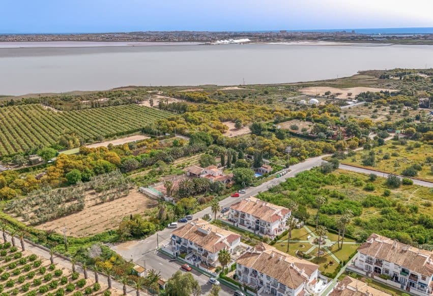1 chambre Bungalow à vendre à Torrevieja avec piscine - 119 000 € (Ref: 9983751)