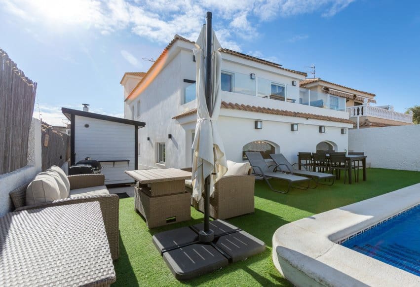 4 quarto Moradia para venda em Torrevieja com piscina - 620 000 € (Ref: 9983752)