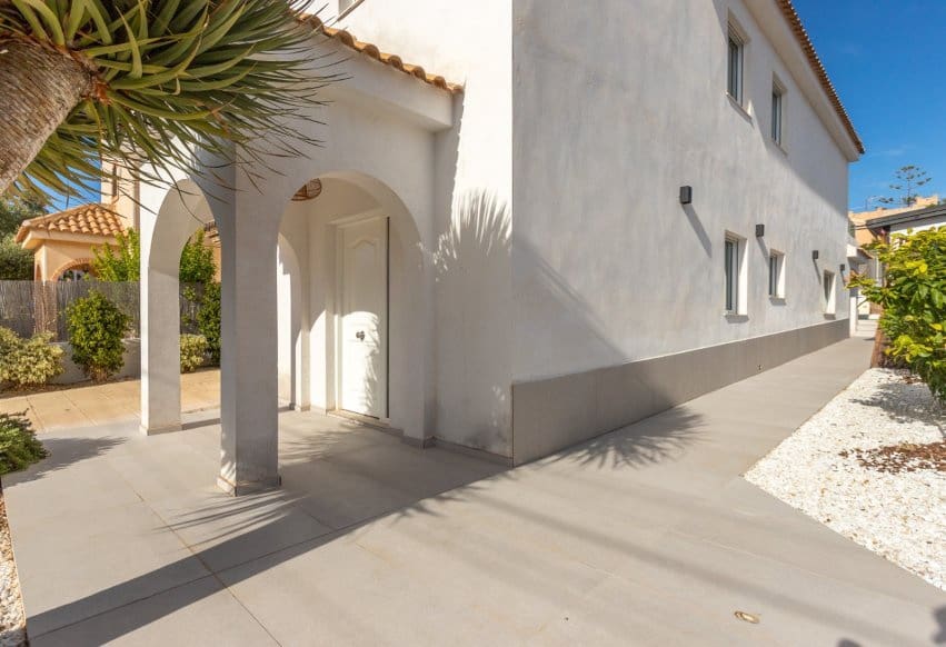 4 quarto Moradia para venda em Torrevieja com piscina - 620 000 € (Ref: 9983752)