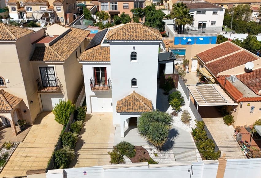 4 quarto Moradia para venda em Torrevieja com piscina - 620 000 € (Ref: 9983752)