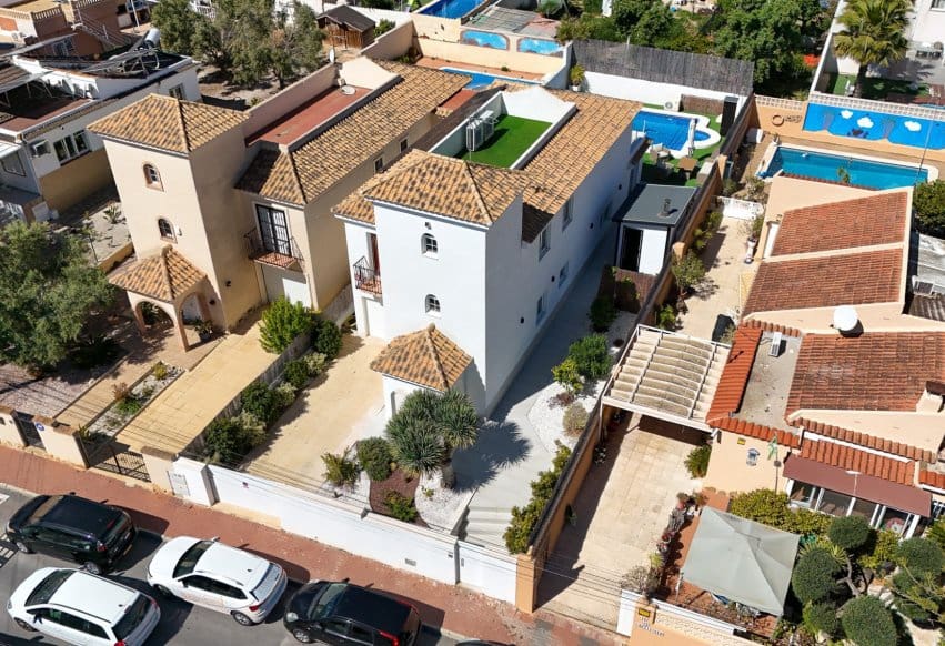 4 bedroom Villa for sale in Torrevieja with pool - € 620,000 (Ref: 9983752)