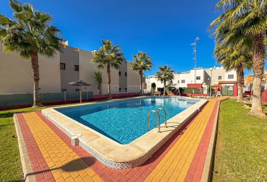 2 chambre Bungalow à vendre à Torrevieja avec piscine - 265 000 € (Ref: 9983754)