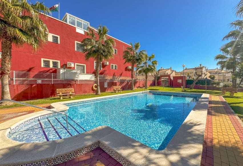 2 chambre Bungalow à vendre à Torrevieja avec piscine - 265 000 € (Ref: 9983754)