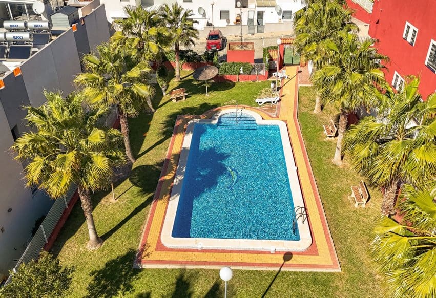 2 chambre Bungalow à vendre à Torrevieja avec piscine - 265 000 € (Ref: 9983754)