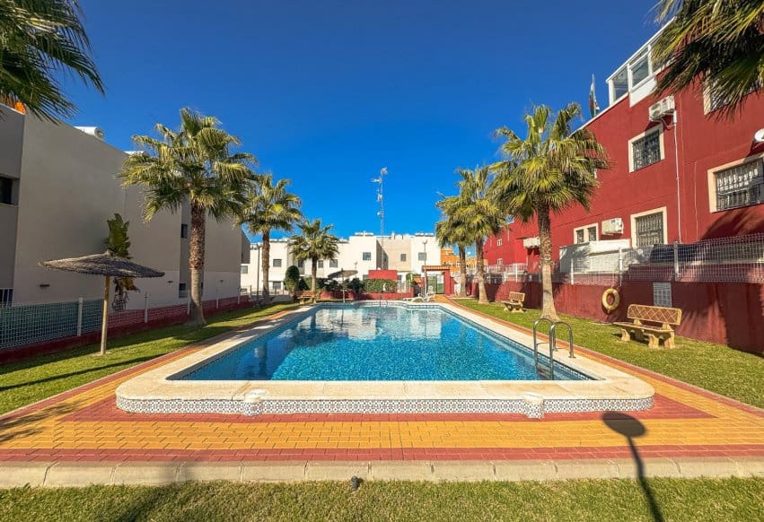 2 chambre Bungalow à vendre à Torrevieja avec piscine - 265 000 € (Ref: 9983754)
