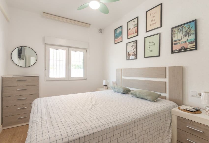 1 chambre Bungalow à vendre à Torrevieja avec piscine - 122 000 € (Ref: 9984064)