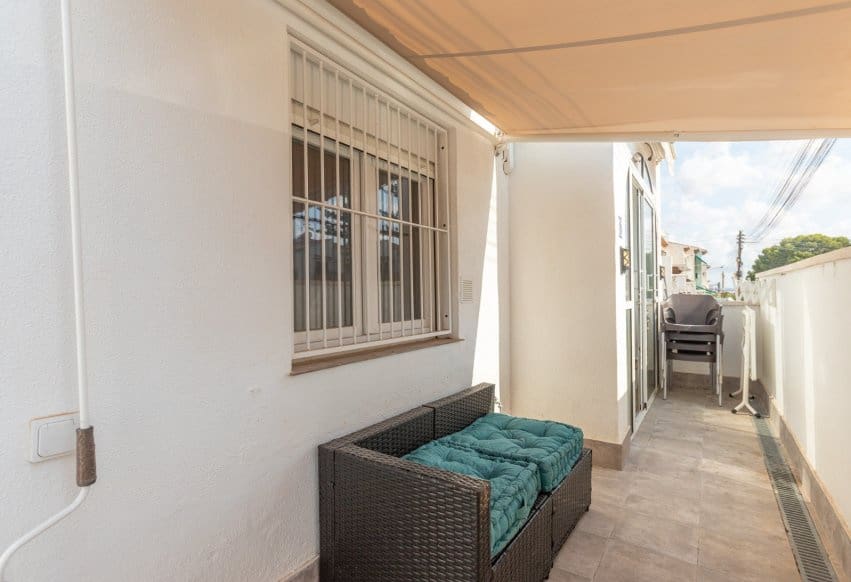 1 chambre Bungalow à vendre à Torrevieja avec piscine - 122 000 € (Ref: 9984064)