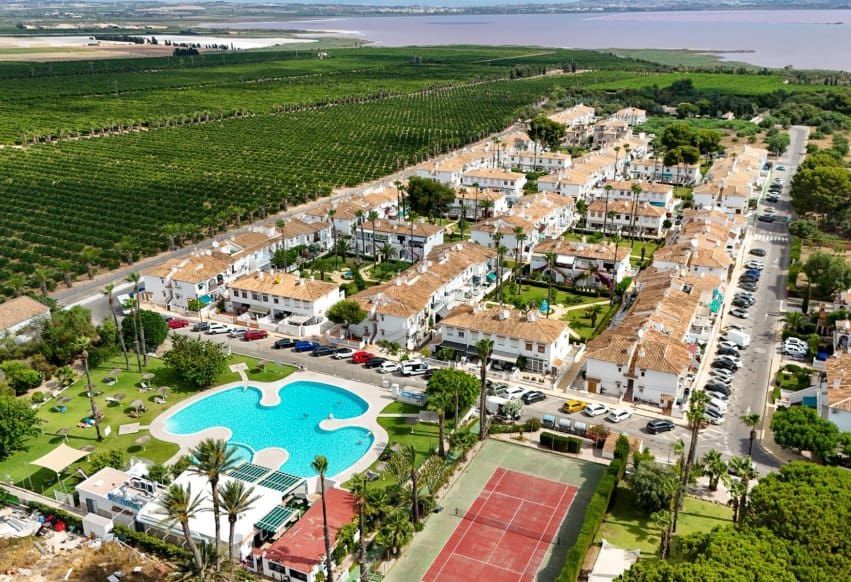 1 chambre Bungalow à vendre à Torrevieja avec piscine - 122 000 € (Ref: 9984064)