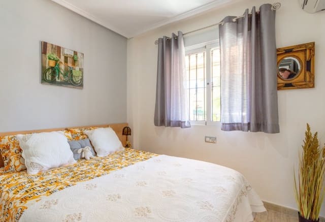 2 slaapkamer Bungalow te koop in Villamartin, Orihuela met zwembad - € 199.000 (Ref: 9984065)