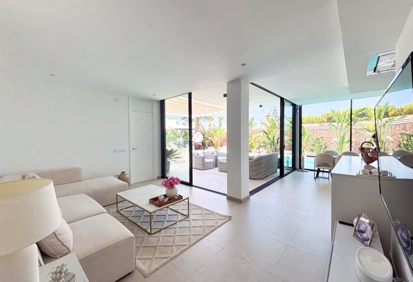 Chalet de 3 habitaciones en Cabo Roig en venta con piscina - 749.000 € (Ref: 9990318)