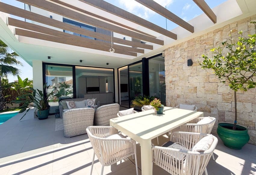 Chalet de 3 habitaciones en Cabo Roig en venta con piscina - 749.000 € (Ref: 9990318)
