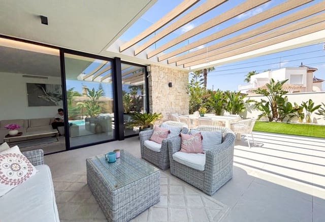 3 soveværelse Villa til salg i Cabo Roig, Orihuela med swimmingpool - € 749.000 (Ref: 9990318)