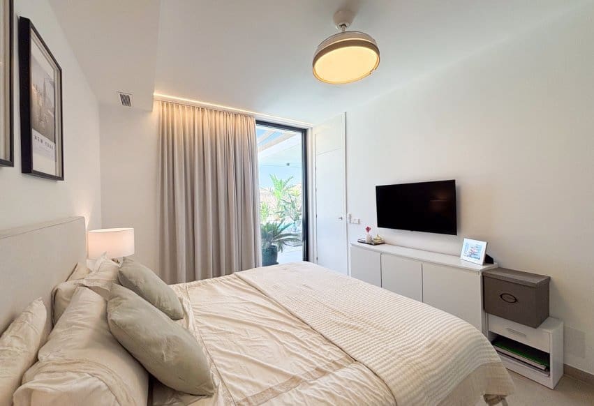 Chalet de 3 habitaciones en Cabo Roig en venta con piscina - 749.000 € (Ref: 9990318)