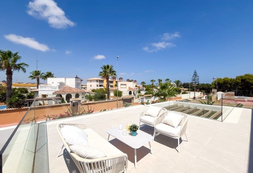 Chalet de 3 habitaciones en Cabo Roig en venta con piscina - 749.000 € (Ref: 9990318)