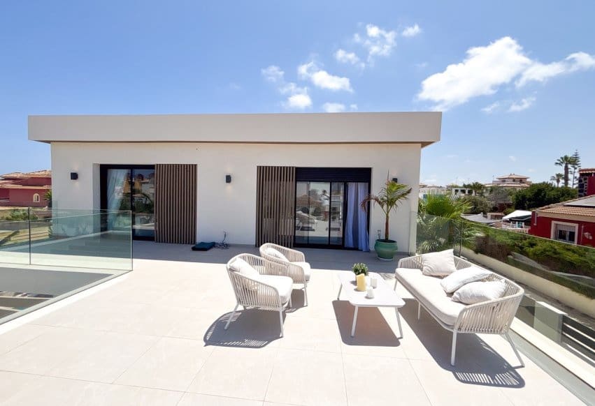 Chalet de 3 habitaciones en Cabo Roig en venta con piscina - 749.000 € (Ref: 9990318)