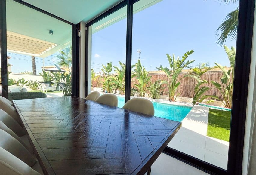 Chalet de 3 habitaciones en Cabo Roig en venta con piscina - 749.000 € (Ref: 9990318)
