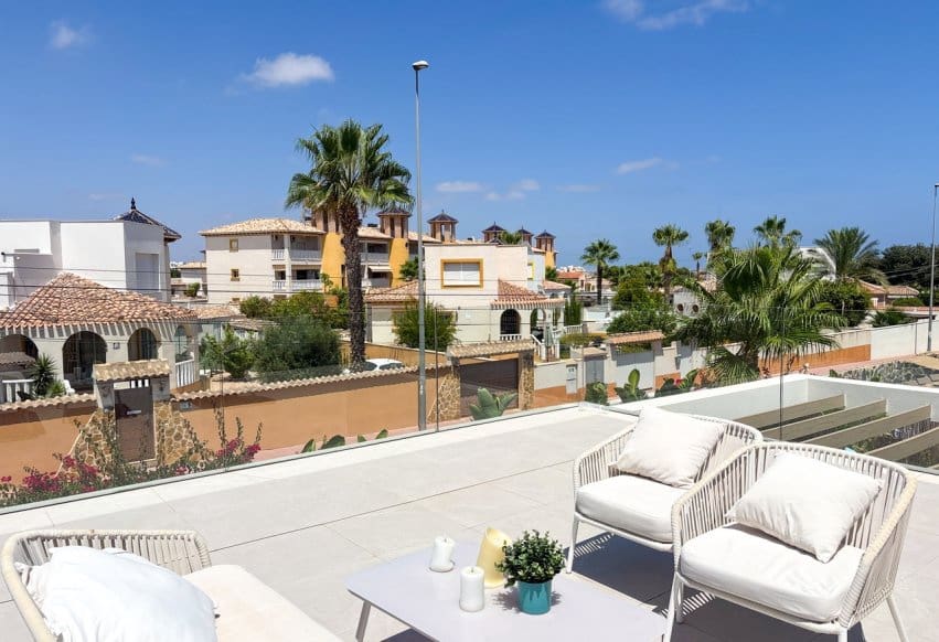 Chalet de 3 habitaciones en Cabo Roig en venta con piscina - 749.000 € (Ref: 9990318)