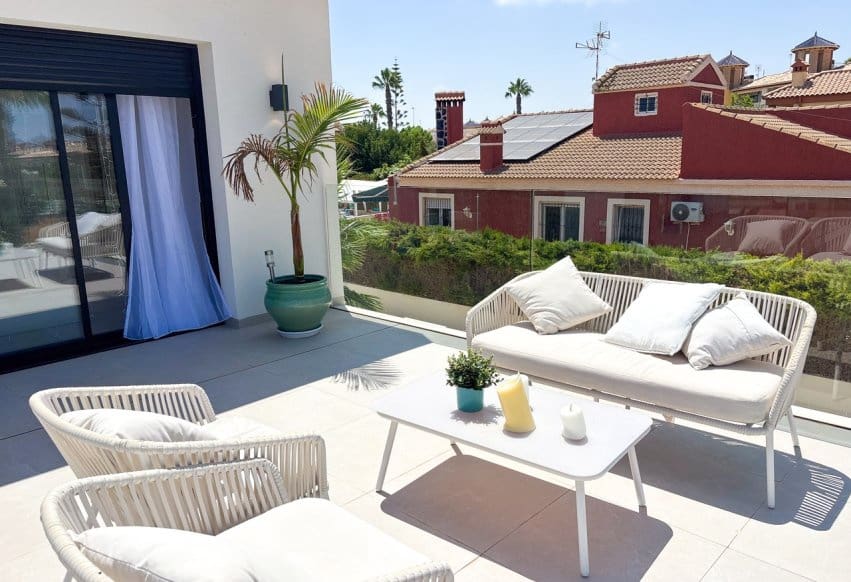 Chalet de 3 habitaciones en Cabo Roig en venta con piscina - 749.000 € (Ref: 9990318)