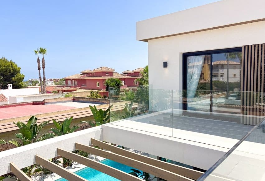 Chalet de 3 habitaciones en Cabo Roig en venta con piscina - 749.000 € (Ref: 9990318)