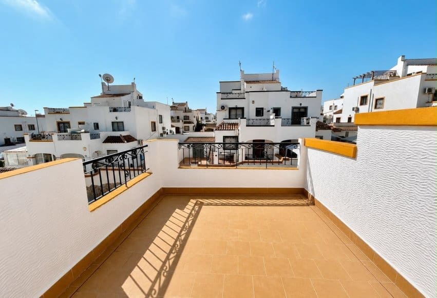 3 bedroom Townhouse for sale in Torrevieja with pool - € 209,000 (Ref: 9990319)