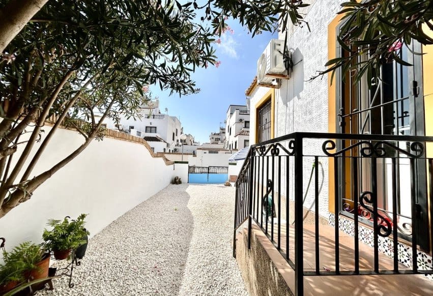 3 bedroom Townhouse for sale in Torrevieja with pool - € 209,000 (Ref: 9990319)