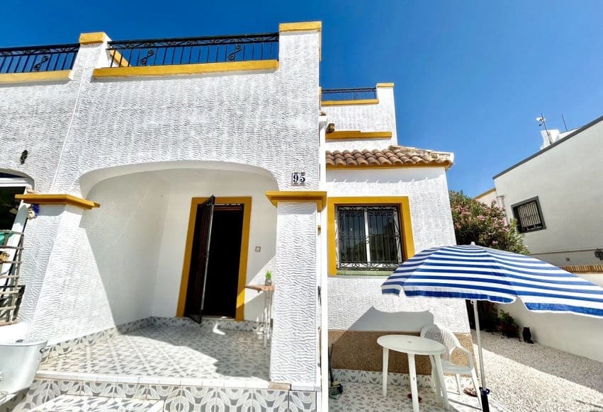 3 bedroom Townhouse for sale in Torrevieja with pool - € 209,000 (Ref: 9990319)