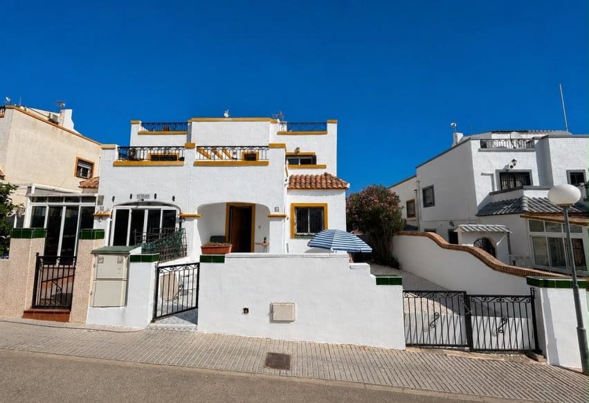 3 bedroom Townhouse for sale in Torrevieja with pool - € 209,000 (Ref: 9990319)