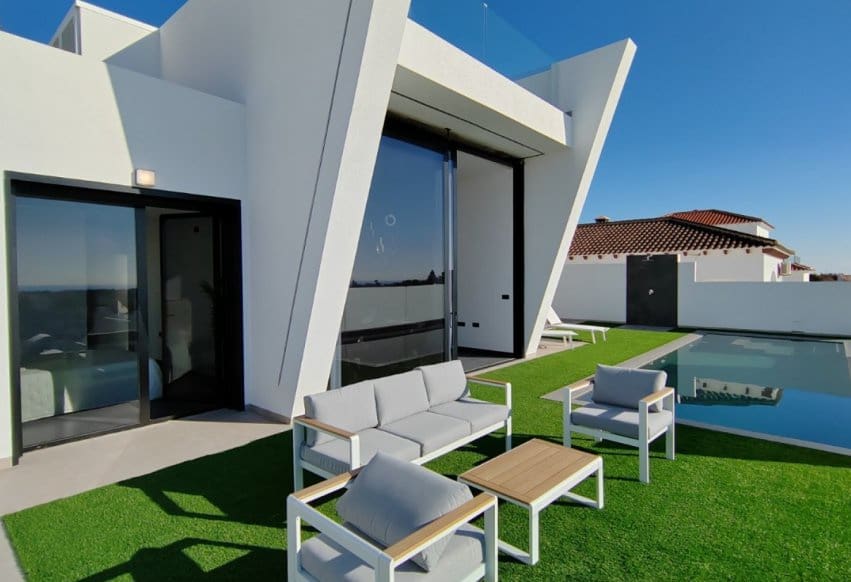 3 slaapkamer Villa te koop in Torrevieja met zwembad - € 750.000 (Ref: 9994644)