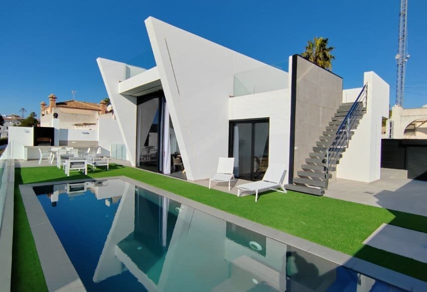3 slaapkamer Villa te koop in Torrevieja met zwembad - € 750.000 (Ref: 9994644)