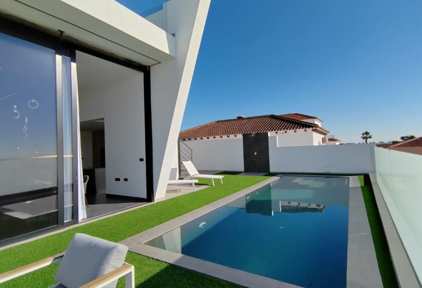 3 slaapkamer Villa te koop in Torrevieja met zwembad - € 750.000 (Ref: 9994644)